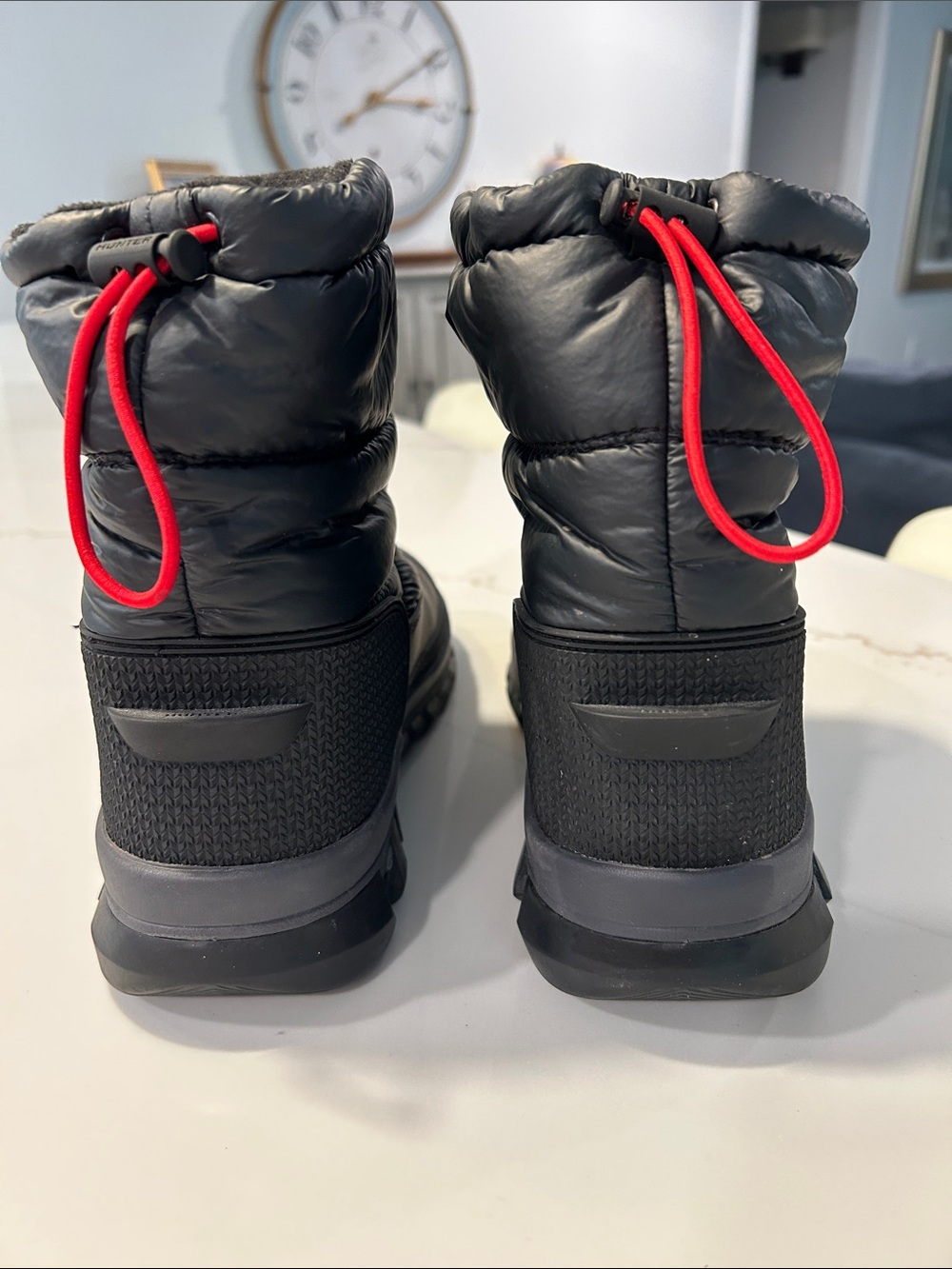 Hunter Kids Black Puffer Snow Boots with Red Logo - Picture 2 of 6